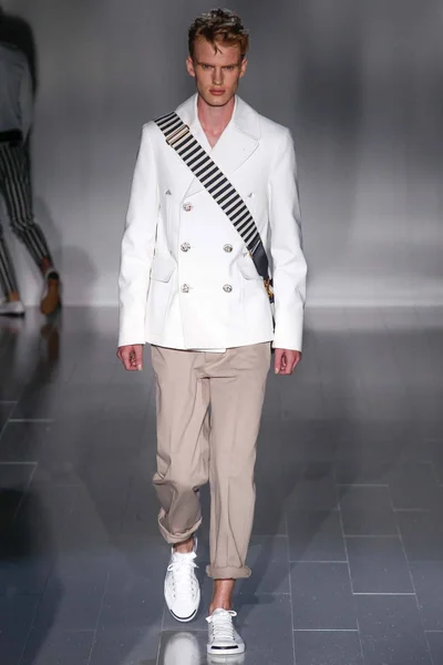 Look 10